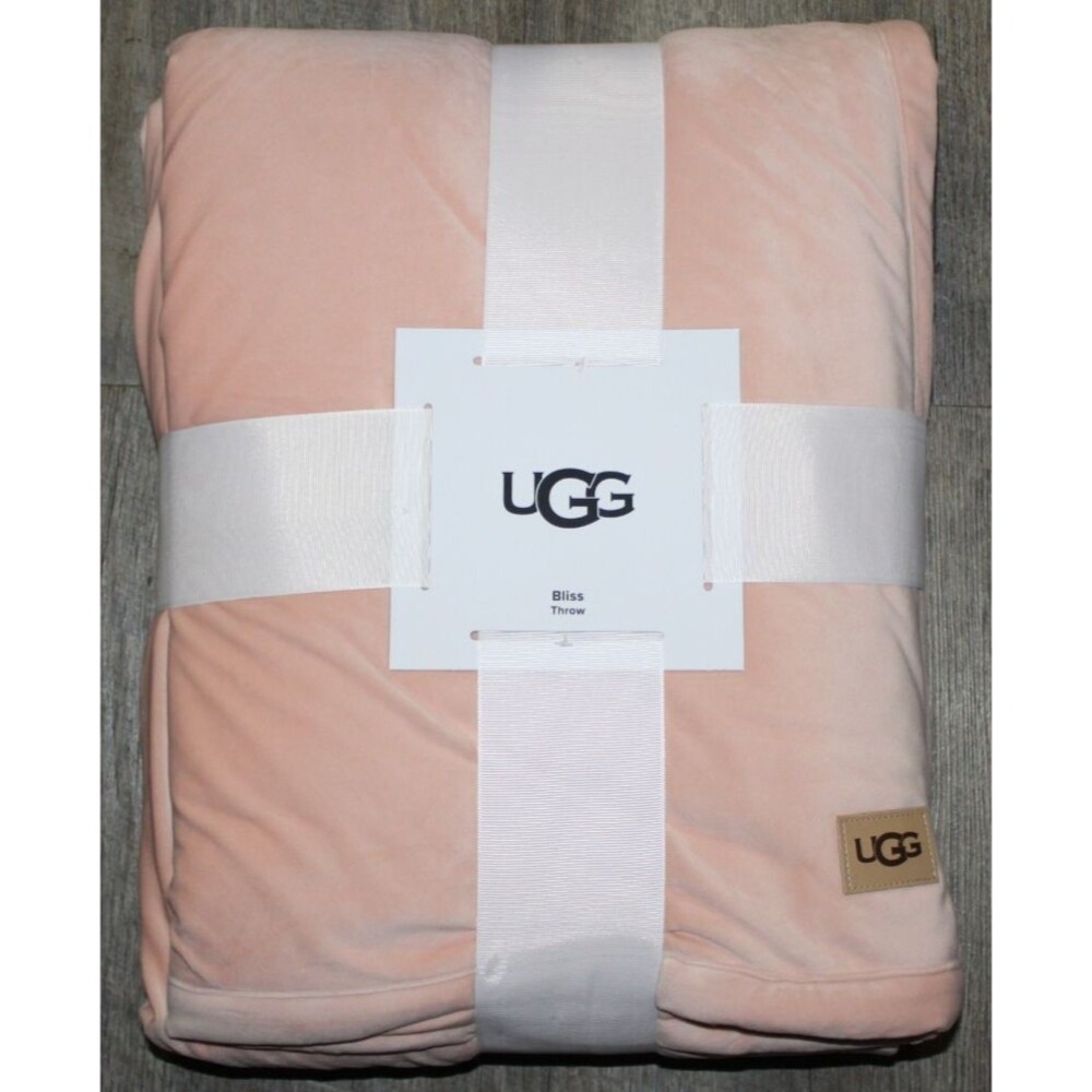 NWT UGG VELVET BLISS PLUSH SHERPA LINED THROW PINK 50 X 70
